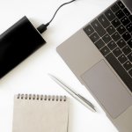 Anda pasti sudah tidak asing dengan power bank, bukan? Penyimpan daya cadangan ini rupanya tak hanya bisa digunakan untuk mengisi daya handphone saja, namun juga perangkat lain termasuk laptop. Bagi Anda yang tertarik membeli power bank untuk mengisi daya laptop saat bepergian, berikut adalah rekomendasinya.