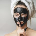 Akhir-akhir ini masker hitam atau black face mask memang sedang hits baik di luar negeri maupun di tanah air. Kalau Anda penasaran dengan masker yang satu ini, simak khasiat dan rekomendasi masker hitam terbaik dari BP-Guide berikut yang layak coba!