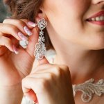 Siapa bilang anting-anting besar nggak cocok dengan tampilanmu? Kalau kamu masih beranggapan demikian, kamu pasti belum tahu cara memilih anting-anting besar yang cocok dengan pribadimu. Nih, BP-Guide punya informasinya mulai dari style selebriti Indonesia yang mengenakan anting besar sampai rekomendasi anting-anting besar yang bisa jadi pilihanmu. Simak aja, yuk!