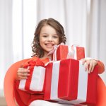 आज के इस अनुच्छेद में हमने आपको, किसी भी 5 साल की लड़की को दिए जा सकने वाले उपहारों के बारे में बताया है जिन्हें पाकर वह पूरी तरह खुश हो जाएगी और आपकी खूब सराहना करेगी।  हमने अनुछेद में जो भी उपहार का जिक्र किया है ,वह आप उसके दिए लिंक पर क्लिक करके उसकी  वेबसाइट से खरीद सकते हैं।  उपहारों के साथ साथ हमने आपको कई महत्वपूर्ण बातों के बारे में भी बताया है।  कृपया इस अनुच्छेद को बड़े पूरा पढ़ें। 