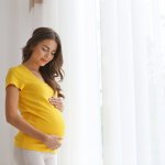 Ibu hamil kerap mengalami mual yang berujung pada malas makan. Namun, paksakan untuk tetap makan demi terpenuhinya nutrisi janin dalam kandungan. Simak bahayanya tidak makan teratur saat hamil! Simak juga nutrisi apa yang wajib dipenuhi oleh ibu hamil!