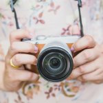 Beragamnya jenis kamera terkadang akan membuat bingung, apalagi bagi orang yang tidak familiar dengan benda yang cukup mahal ini. Belakangan, kamera mirrorless punya popularitas yang tinggi, lho. Tertarik untuk mengasah skill fotografi dengan kamera ini? Yuk, cari tahu dulu tentang kamera mirrorless ini!