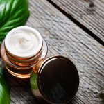 Siapa sih wanita yang ingin punya flek hitam di kulitnya? Masalah flek hitam tidak boleh dibiarkan terlalu lama. Pastikan kamu memilih produk yang tepat untuk mengembalikan warna kulitmu seperti dulu. Simak rekomendasi produk penghilang flek hitam terbaik dari BP-Guide berikut ini!