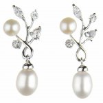 Anting-anting adalah jenis perhiasan yang punya banyak desain menawan. Bisa disesuaikan dengan berbagai tipe wajah, kamu juga bisa memilih macam-macam anting untuk berbagai acara seperti dalam rekomendasi berikut ini.