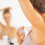 Masalah bau badan dan keringat berlebih sudah menjadi masalah umum yang dialami banyak orang. Tentunya aroma tubuh yang tak sedap ini dapat mengurangi rasa percaya diri. Untuk mengatasinya bisa dengan memakai deodoran sebelum memulai aktivitas. Nah, kamu sudah tahu belum cara memilih deodoran yang tepat?