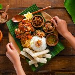 Negara kita memang kaya akan budaya. Selain itu, keragaman kulinernya juga tak perlu dipertanyakan lagi. Semua kuliner Indonesia begitu menggoda untuk dicoba. Setiap daerah memiliki banyak sekali kuliner unik yang menarik untuk dicoba. Kalau kamu tertarik, intip yuk deretan resep masakan nusantara yang bisa kamu coba!