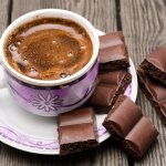 Kopi Cokelat terbukti memiliki faedah yang baik untuk tubuh. Khasiat dari cokelat berpadu dengan kebaikan kafein menjadikan Anda tidak gampang sakit, juga tidak mudah terkena penyakit kanker. Tidak hanya itu, rasa dari kopi cokelat juga terkenal nikmat.