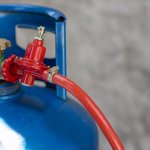 Sering memasak tidak menjadikan ibu-ibu jadi terbiasa memasang regulator gas sendiri. Nah, dalam artikel berikut ini, BP-Guide akan mengulas cara pemasangan regulator gas beserta rekomendasi produk yang pas untuk menjadikan pemasangan gas menjadi lebih mudah dan aman.