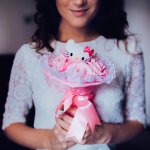 Produk bertemakan Hello Kitty memang laris, mulai dari kitchenware, peralatan makan, alat tulis, bahkan handphone. Kalau kamu memang pencinta karakter satu ini, belum lengkap kalau handphone-mu masih konvensional. Berikut produsen gadget yang membuat produk bertema Hello Kitty.