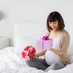 Bạn đừng nghĩ phụ nữ mang bầu thì không cần quà Valentine, dù trong trạng thái nào, phái nữ luôn muốn được yêu thương và trân trọng. Đặc biệt hơn, trong thai kỳ, vì thay đổi nội tiết nên chị em càng dễ xúc động và rơi nước mắt, một món quà dễ thương trong lễ tình nhân sẽ khiến cô ấy vui vẻ hơn rất nhiều. Có phải bạn đang băn khoăn chưa biết nên tặng quà gì cho vợ bầu mình nhân ngày Valentine này? Hãy tham khảo ngay 10 gợi ý dưới đây nhé.