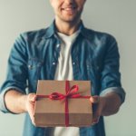 Jangan bingung ketika harus memberikan hadiah perpisahan untuk rekan kerjamu. Banyak hal bisa dijadikan pilihan yang unik dan menarik. Apa saja itu? Yuk cek daftarnya di bawah ini!