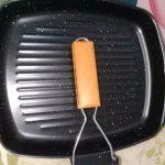 Proses pemanggangan masakan jadi lebih mudah dengan grill pan. Cek tips dari kami supaya Anda bisa mendapatkan grill pan terbaik! Jangan lupa cek juga produk rekomendasi dari kami!