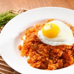 Nasi goreng bisa jadi menu sarapan yang enak. Supaya makin praktis, kamu bisa gunakan bumbu nasi goreng instan. Ada banyak pilihan bumbu instan jadi pastikan untuk mengecek rekomendasi kami!