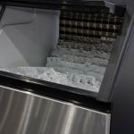 Mesin pembuat es terbaik mampu memenuhi kebutuhan es dengan produksi yang tidak hanya cepat dan praktis tetapi juga banyak. Untuk keperluan komersial, pilih mesin dengan kapasitas hingga 100 kg per 24 jam sehingga bisa mendapatkan es dalam jumlah besar.