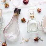 Parfum adalah barang wajib yang dimiliki oleh wanita maupun laki-laki. Salah satu aroma yang menjadi favorit para wanita adalah vanila. Memunculkan beragam sensasi, simaklah rekomendasi wewangian vanila yang dijamin bikin kamu tambah menawan. Yuk, langsung cek aja!