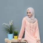 Ingin mencari jilbab yang simpel namun membuat penampilan Anda tetap kece? Rabbani adalah jawabannya. Sebagai salah satu brand hijab terbesar di Indonesia, model dan kualitas dari produk Rabbani tidak lagi diragukan. Bahkan, Rabbani selalu mengeluarkan model terbaru andalannya yang selalu moderen. Penasaran model terbaru jilbab Rabbani kali ini? BP-Guide akan menampilkan rekomendasinya untuk Anda. Selamat menyimak!