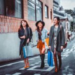 Setiap tahun, selalu muncul tren gaya busana terbaru yang inovatif. Termasuk soal fashion street style atau gaya pakaian casual untuk jalan-jalan. Gak ada salahnya nih Anda mencontoh fashion musim panas Jepang yang masih populer hingga saat ini. 