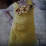 Kalau selama ini kita hanya membuang begitu saja sampah yang sudah tak digunakan, beberapa desainer dan para seniman mampu mengubahnya menjadi gaun yang cantik dan menarik lho! Simak ulasan berikut ini kalau kamu ingin tahu sampah jenis apa saja yang bisa diubah menjadi gaun cantik!