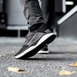 Ada istilah "tidak ada yang salah dengan warna hitam". Istilah tersebut mengartikan bahwa warna hitam akan selalu pantas untuk apa pun yang Anda kenakan. Selain karena tidak mudah terlihat kotor, warna netral yang satu ini juga bisa menjadi pilihan gaya Anda yang merasa lebih ingin terlihat kasual, elegan, modis, dan simpel. Nah, bagi Anda pencinta sneakers setidaknya memiliki satu warna ini sebagai salah satu koleksimu bukan? Yuk, intip tips bagaimana merawat sneakers berwarna hitam serta rekomendasi produk bagi Anda yang ingin menambah koleksi sneakers.  