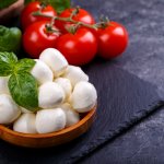 Keju selalu menjadi makanan favorit semua orang. Jenis keju juga beragam, salah satu yang paling terkenal adalah keju mozzarella. Keju yang meleleh dan molor setelah dipanaskan ini punya rasa yang sangat lembut dengan tekstur kenyal. Berikut BP-Guide akan memberikan rekomendasi produk mozzarella yang bisa kamu beli di toko online.