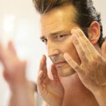 Anda yang peduli dengan kesehatan kulit dan penampilan yang optimal, kenali keunggulan serum wajah khusus untuk pria yang memberikan manfaat luar biasa dalam merawat dan menjaga kualitas kulit Anda.