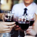 Wine atau yang juga dikenal sebagai minuman anggur punya banyak penggemar lho! Kalau Anda gemar mengonsumsi wine, Anda tentu harus tahu gelas yang tepat untuk meminumnya. Yuk, langsung tengok rekomendasi gelas wine dari BP-Guide berikut supaya Anda makin paham!