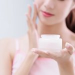 Wanita memang makhluk yang ingin tampil sempurna. Kulit wajah putih pun dianggap sebagai kulit yang sempurna. Tidak heran jika banyak wanita menginginkan kulit putih. Kamu yang ingin memiliki kulit putih bisa memakai skincare pemutih wajah. Kamu juga bisa lirik deretan krim pemutih yang kami rekomendasikan untuk kamu gunakan agar kulit wajah jadi lebih putih berseri!