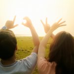 Sampai saat ini genre film romance masih menjadi pilihan banyak orang saat menonton film. Selain drama Korea, film Thailand bisa jadi rekomendasi Anda untuk mencari alternatif film romantis. Selain romantis, film Thailand juga kerap dibumbui dengan nuansa komedi. Namun, tidak menghilangkan unsur keromantisan film tersebut. Berikut 10 rekomendasi film Thailand romantis yang wajib ditonton. 