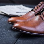 Sepatu kulit termasuk jenis sepatu yang wajib dimiliki kaum pria. Alas kaki yang satu ini bisa menyempurnakan tampilan formal Anda. Yuk, simak rekomendasinya dalam artikel BP-Guide berikut!
