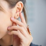 贈り物にピアスを選ぶ方は多く、友人の誕生日や大切な彼女・奥様へのプレゼントとして人気です。今回は2023年最新情報をふまえたシンプルなピアスギフトをご紹介しますので、プレゼント選びの参考にしてください。