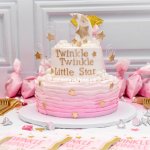 Making a baby shower cake on your own can be a lot easier than you thought! There are incredible options to make a cake in your kitchen with or without an oven. In this post, we bring you the complete guide on how you can quickly and effortlessly make a cake for the mom-to-be! 