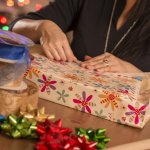 Kado adalah benda yang menyimbolkan perhatian dan kasih sayang kita untuk orang-orang terdekat. Tak cuma isinya yang penting, terkadang kemasan atau kotak kadonya juga jadi perhatian yang bisa menimbulkan kesan mendalam. Tentunya hal ini membuatmu tak bisa asal dalam membungkus kado jika ingin si penerima sungguh-sungguh merasa senang. 