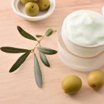 Punya masalah dengan kulit kering? Kembalikan kelembapan kulit dengan body lotion zaitun secara rutin. Dapatkan rekomendasi produk terbaiknya dalam artikel BP-Guide berikut ini!