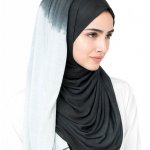 Perkembangan hijab tidak lepas dari dunia mode. Setelah semakin banyak muslimah yang memilih untuk menutup rambut dengan jilbab, kini kehadirannya semakin beragam mulai dari motif, bahan, hingga model. Apa saja jilbab yang sedang hits?