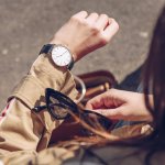 気軽に着けられるおしゃれな腕時計は、女性にとって嬉しいプレゼントになります。今回は、女性へのプレゼントに人気のカジュアル腕時計ブランドを【2023年度 最新版】としてランキング形式にまとめました。ビジネスやフォーマルにも対応するデザインまで揃っていますので、相手の女性のファッションやライフスタイルに合ったものを選びましょう。