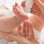 Kulit bayi newborn sangatlah sensitif dan memerlukan perawatan ekstra untuk menjaga kelembutannya. Memilih skincare yang tepat untuk bayi newborn adalah langkah penting untuk memberikan perlindungan dan perawatan yang lembut bagi kulitnya.