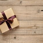 Hadiah adalah salah satu hal yang ditunggu-tunggu. Kado berkesan tentunya dapat membuat perasaan si penerima menjadi senang. Tidak perlu barang mewah atau branded, kado sederhana pun bisa menjadi pilihan bagi kamu yang ingin menyenangkan orang tersayang. Berikut referensi hadiah sederhana yang bisa kamu pilih.