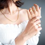 Cincin perak adalah perhiasan yang menghadirkan keindahan dan keanggunan dalam bentuk yang sederhana namun elegan. Cincin perak sering menjadi pilihan yang populer bagi mereka yang mencari perhiasan dengan sentuhan klasik dan abadi.