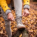Artikel ini memberikan panduan lengkap untuk memilih sepatu hiking yang sesuai dengan petualangan alam Anda. Dari tipe gunung yang berbeda hingga faktor kenyamanan dan tahan lama, kami sajikan rekomendasi sepatu dengan performa terbaik agar perjalanan hiking Anda lebih aman dan menyenangkan.