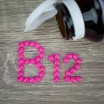 Vitamin B12 adalah salah satu nutrisi yang dibutuhkan oleh tubuh untuk membentuk sel darah merah dan memelihara kesehatan saraf. Selain dari makanan, vitamin B12 juga bisa diperoleh dari suplemen. Bagi Anda yang tengah mencari suplemen vitamin B12 terbaik, berikut 10 rekomendasinya.