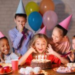 Kue ulang tahun jadi hal wajib untuk merayakan ulang tahun anak yang meriah. Pilihlah kue ulang tahun sesuai keinginan anak dan rasanya yang tentu saja harus enak. Jika memiliki bujet terbatas, maka Anda bisa membuat kue ulang tahun sendiri untuk anak, lho. Yuk, cek dulu resep kuenya sekarang!