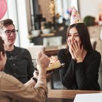 活動範囲が広い女子大学生に興味や使うシーンにマッチした素敵なプレゼントを贈ると、学生生活をより楽しんでもらえます。今回は、ベストプレゼントへのアクセスデータなどをもとに、女子大学生が日頃から欲しいと感じている様々な商品のなかから、編集部がとくにおすすめするアイテムを厳選しました。実際に人気を集めているものがわかるランキングを参考にして、大学生の女友達や彼女にぴったりのギフトを贈りましょう。