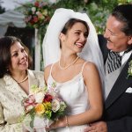 両親に喜ばれる結婚式でのプレゼントに人気のアイテムについて、2023年最新版をランキング形式でご紹介します。記念品のような形に残るものを贈るのであれば、結婚式の日付や両親の名前が入ったアイテム、似顔絵などが人気です。ぜひ参考にご覧ください。