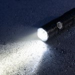 Lampu senter menjadi salah satu benda yang mesti dimiliki di rumah. Apalagi untuk yang berada di daerah yang kerap mendapat pemadaman listrik bergilir atau mungkin rawan bencana. Sedang mencari lampu senter jarak jauh terbaik? Ini rekomendasinya.