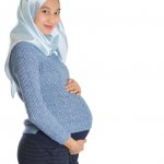 Mencari baju biasa untuk hamil mungkin tidak terlalu sulit, namun lain halnya jika kamu adalah seorang wanita berjilbab dan ingin memastikan baju hamil kamu cocok dan pas dikenakan bersama jilbab yang kamu miliki. Nah, agar tidak terlalu bingung saat mencari baju muslim ibu hamil yang pas, yuk simak rekomendasi BP-Guide berikut ini!