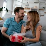 30 Inspirasi Hadiah Ulang Tahun Pernikahan untuk Istri Yang Terbaik dari Para Pakar Kado (2021)