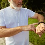 忙しさから生活習慣が不規則になりがちな若い世代や、加齢に伴う体の不調が心配なお父さん、おじいちゃんには健康グッズをプレゼントしましょう。今回はwebアンケート調査などをもとに、編集部が男性へ贈るおすすめの健康グッズを厳選しました。どのアイテムが本当に人気を集めているのかがわかるので、ぜひ最後までチェックしてください。