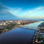 Pontianak merupakan salah satu kota di Kalimantan Barat yang begitu populer. Ini karena kotanya memiliki berbagai keunikan yang tidak ada di kota lainnya di Indonesia. Simak yuk, berbagai keunikan kota Pontianak dan jelajah wisata apa saja yang ada di sana! Jangan lupa icip juga aneka kuliner khas di restoran instagramable yang ada di Pontianak!