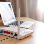 Penguat sinyal Wi-Fi adalah alat yang dirancang untuk memperkuat jangkauan dan kestabilan sinyal Wi-Fi di rumah atau kantor Anda. Dengan menggunakan penguat sinyal Wi-Fi yang efektif, Anda dapat menikmati koneksi yang lebih baik dan terhindar dari gangguan sinyal yang mengganggu.