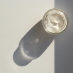 Pelembap dibutuhkan kulit untuk membuatnya tampak lebih sehat. Semua jenis kulit membutuhkan pelembap untuk menghidrasi kulit dan juga mencegah produksi minyak berlebih. Dengan memakai pelembap yang tepat, maka kulit jadi lebih kuat terhadap serangan radikal bebas. Krim pelembap dengan ceramide, memiliki banyak keunggulan. Intip kelebihan krim dengan ceramide dan juga rekomendasinya!